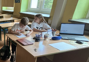 uczniowie podczas wypełniania kart pracy