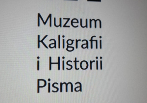 zdjęcie ekranu monitora z logo Muzeum Kaligrafii i Historii Pisma