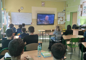 uczniowie w trakcie oglądania filmu edukacyjnego
