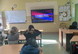 uczniowie w trakcie oglądania filmu edukacyjnego