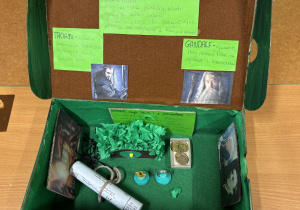 fotografia z pracą ucznia - lektura w pudełku "Hobbit..."