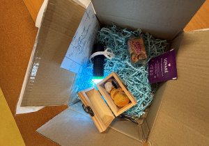 fotografia z pracą ucznia - lektura w pudełku "Hobbit..."