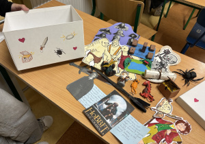 fotografia z pracą ucznia - lektura w pudełku "Hobbit..."