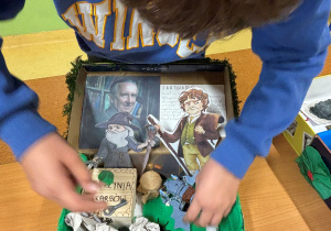 fotografia z pracą ucznia - lektura w pudełku "Hobbit..."