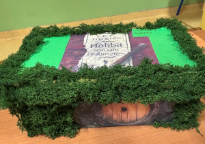 fotografia z pracą ucznia - lektura w pudełku "Hobbit..."