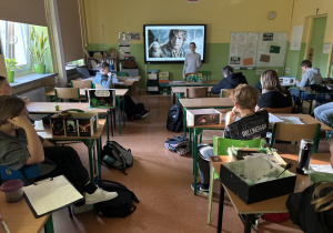 uczniowie klasy 6a podczas prezentowania prac przez jedną z uczennic