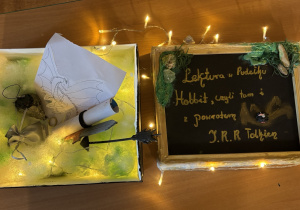 fotografia z pracą ucznia - lektura w pudełku "Hobbit..."