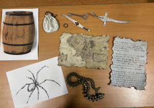 fotografia z pracą ucznia - lektura w pudełku "Hobbit..."