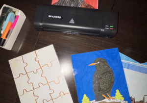 laminowanie i tworzenie puzzli z kolorowanek uczniów