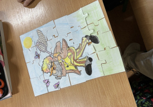 układanie przez uczniów gotowych puzzli lekturowych