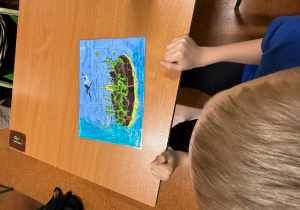 układanie przez uczniów gotowych puzzli lekturowych