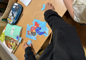 układanie przez uczniów gotowych puzzli lekturowych