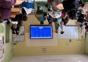 uczniowie biorący udział w konkursie