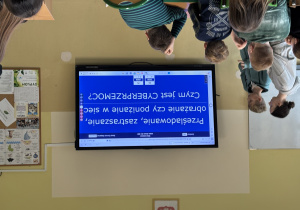 uczniowie biorący udział w konkursie