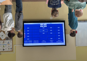 uczniowie biorący udział w konkursie