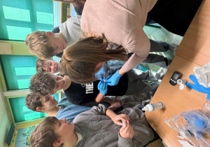 uczniowie na zajęciach Edukacji Zdrowotnej