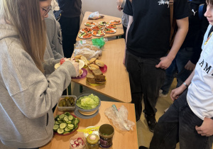 uczniowie przygotowujący kanapki