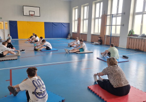 uczniowie wykonujący ćwiczenia na sali gimnastycznej1
