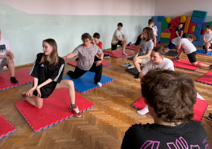 uczniowie wykonujący ćwiczenia na sali gimnastycznej2