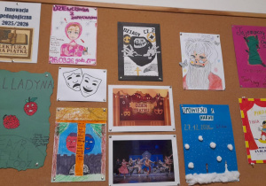 wystawa szkolna afiszów teatralnych lektur wykonane przez uczniów4