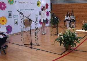 Uczniowie i uczennice podczas recytowania utworów
