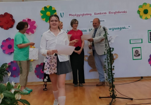 Uczniowie i uczennice podczas recytowania utworów
