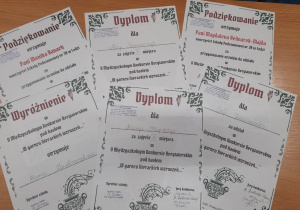 Dyplomy przyznane uczniom i nauczycielkom