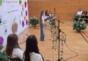 Uczniowie i uczennice podczas recytowania utworów