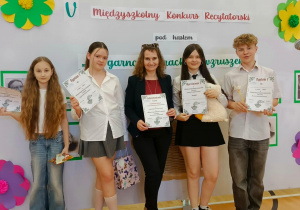 Nauczycielka z uczniami