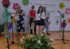 Uczniowie i uczennice podczas recytowania utworów
